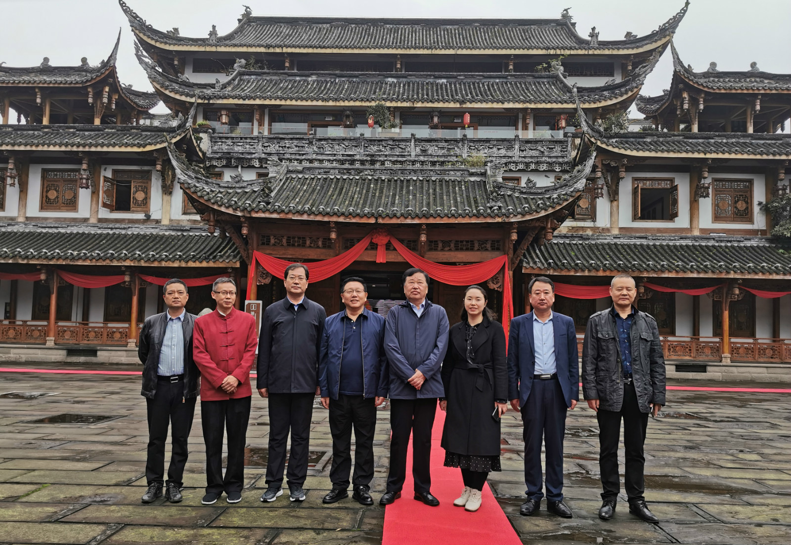 内蒙古骆驼酒业集团股份有限公司党委书记刘源（右四）一行莅临沈子国酒庄，中国大发国际集团总经理沈连（右三）热情接待_meitu_7.jpg